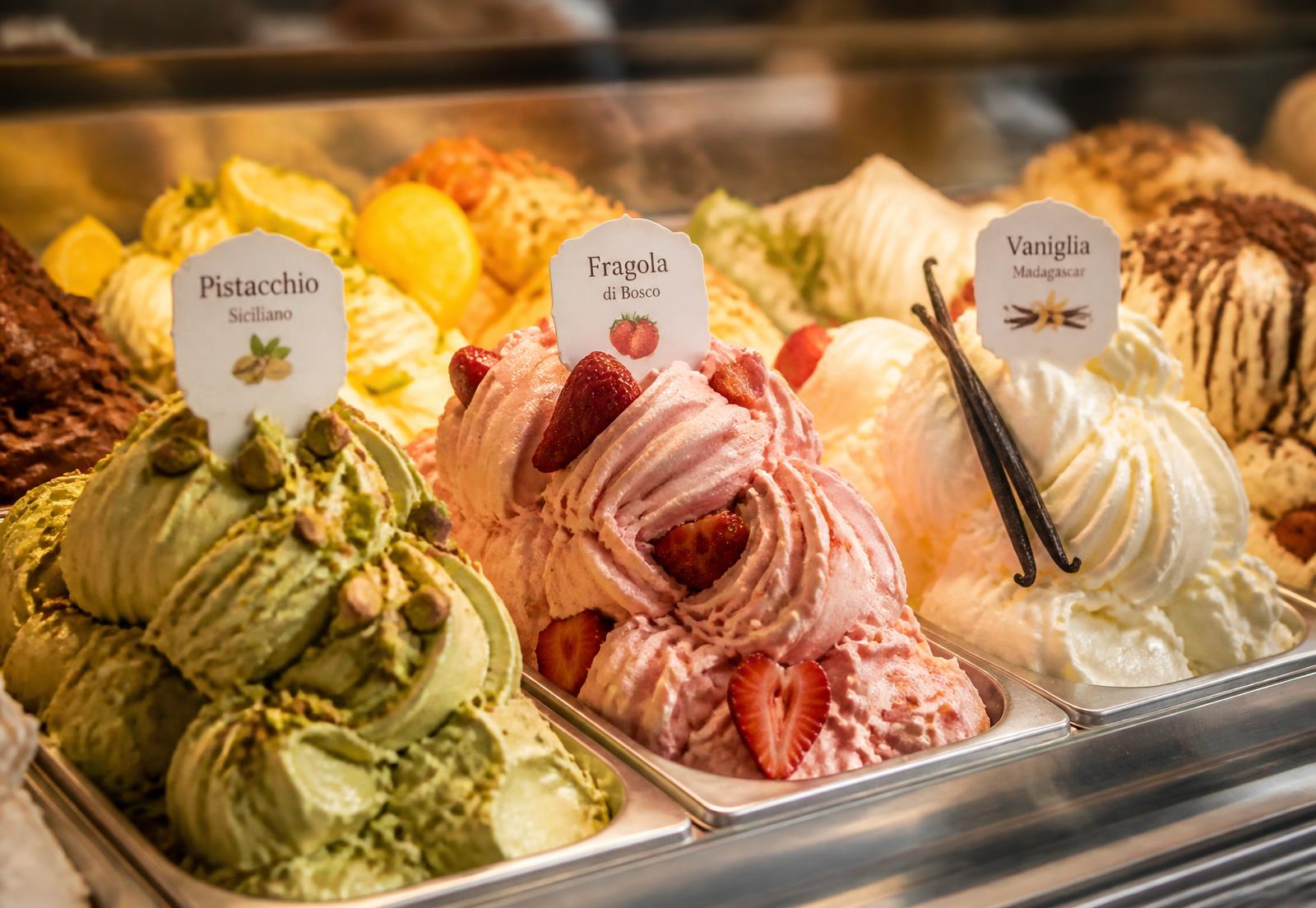 Italienisches Gelato in der Eistheke – Pistazie, Erdbeere und Vanille
